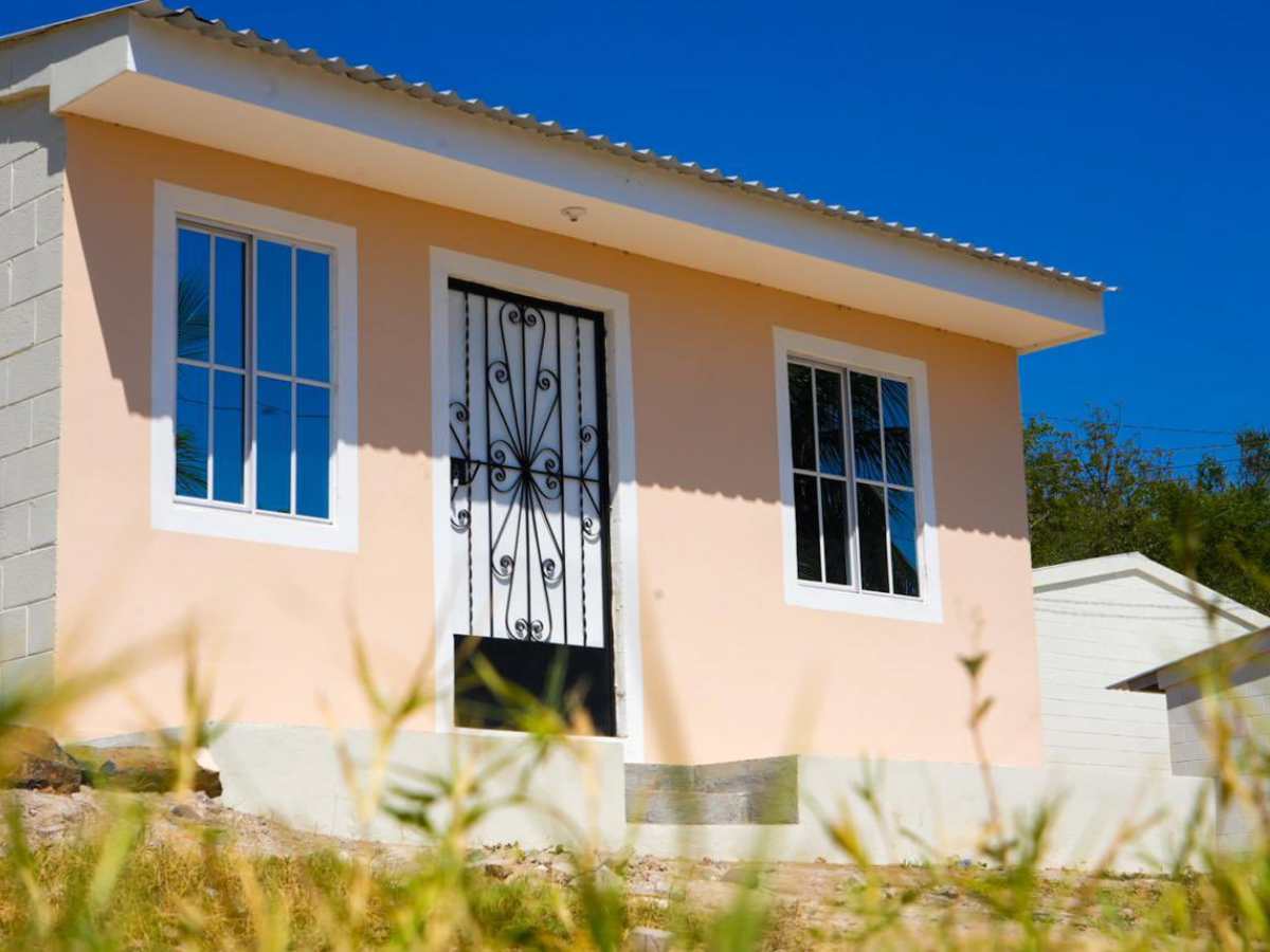 Familias de La Libertad Costa recibieron las llaves de sus nuevas viviendas y escrituras de propiedad como parte del Programa de Reasentamiento.