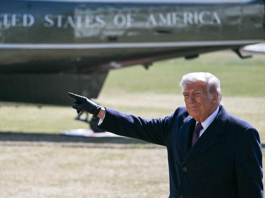 El presidente Donald Trump aborda el Marine One desde la Casa Blanca el 27 de febrero de 2026, tras afirmar que evalúa una “toma de control amistosa de Cuba”.