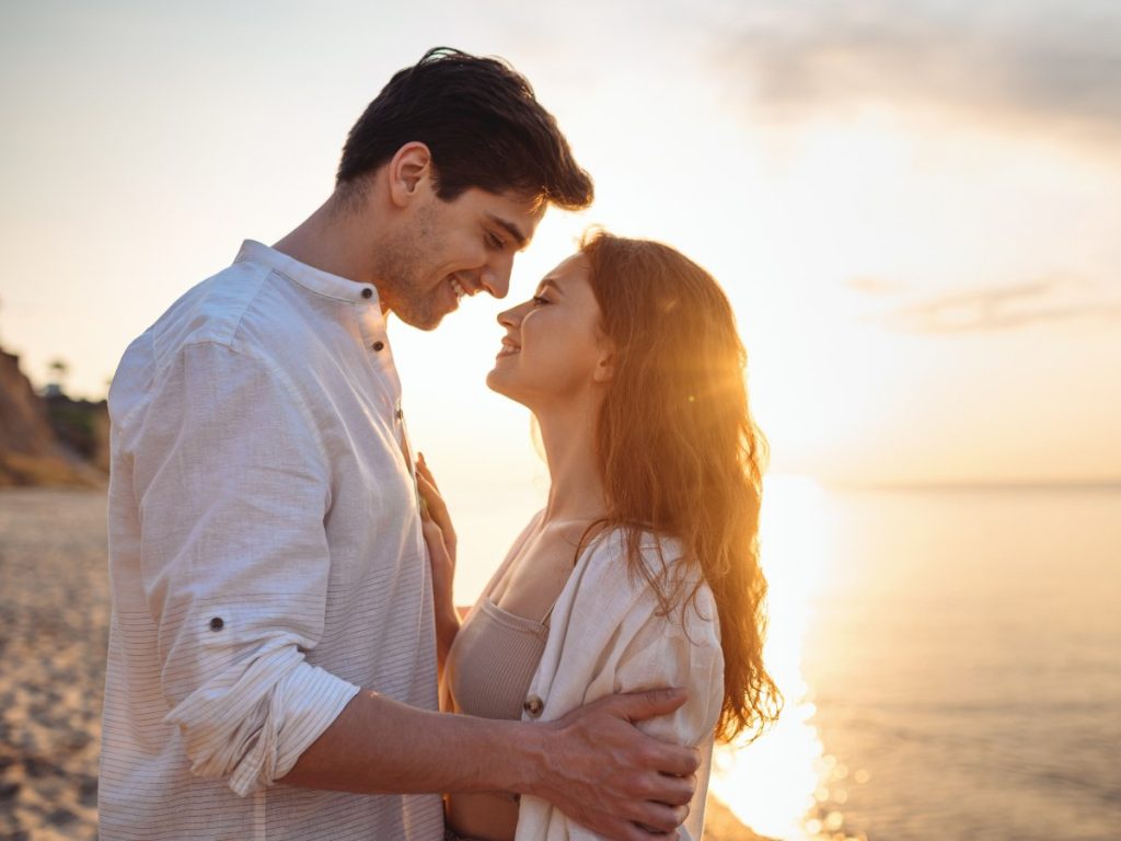 La mirada sostenida activa empatía, apego y bienestar, y refuerza la intimidad emocional y erótica en la pareja.