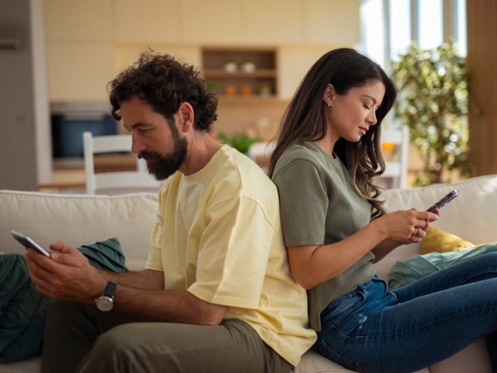 Sustituir la mirada por el móvil, fenómeno conocido como phubbing, genera microdesconexiones que erosionan el vínculo.