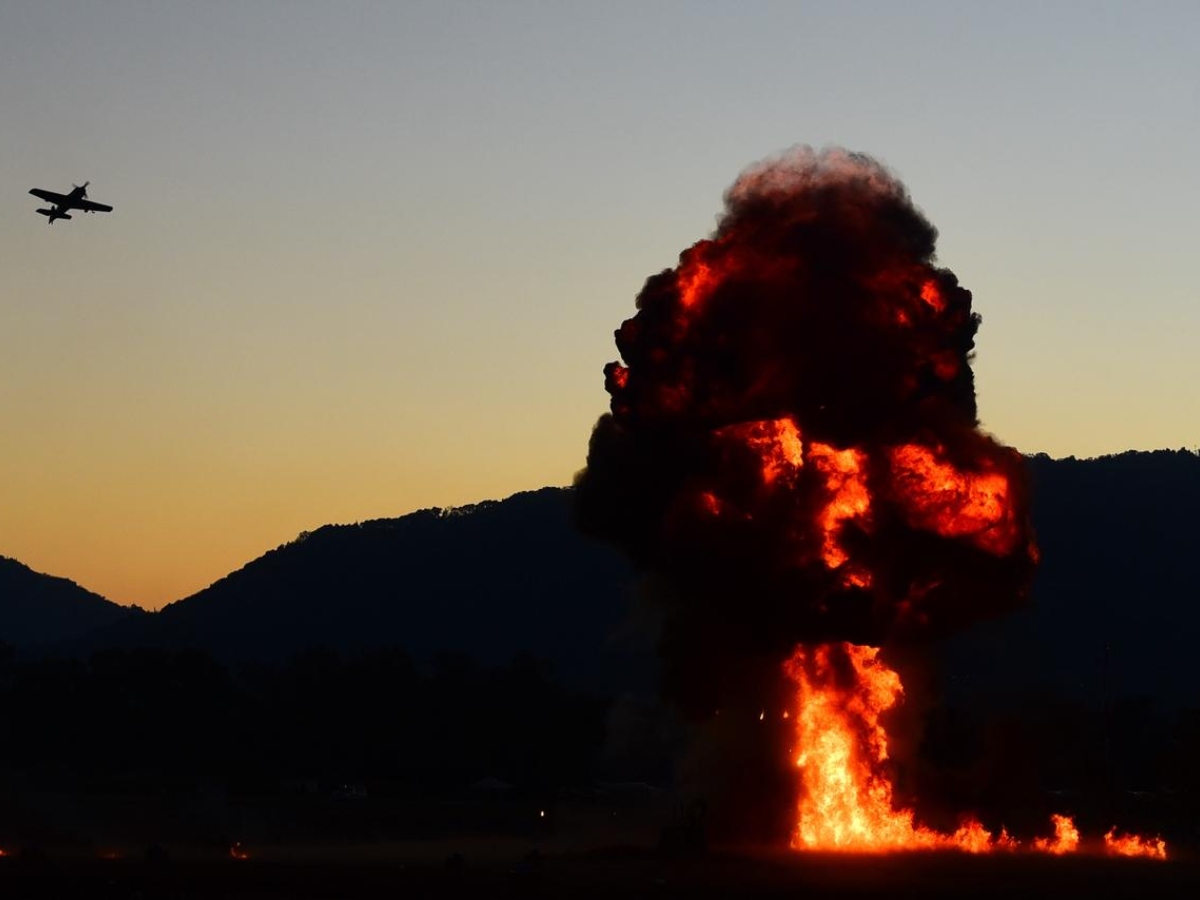 Las detonaciones sincronizadas con las maniobras aéreas elevaron la adrenalina del público durante el espectáculo final. Fotografia/ elsalvador.com