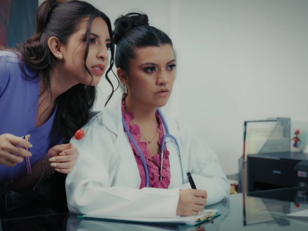 Más de 30 personas participaron en la producción, incluidos bailarines y actores salvadoreños. Screenshot YT