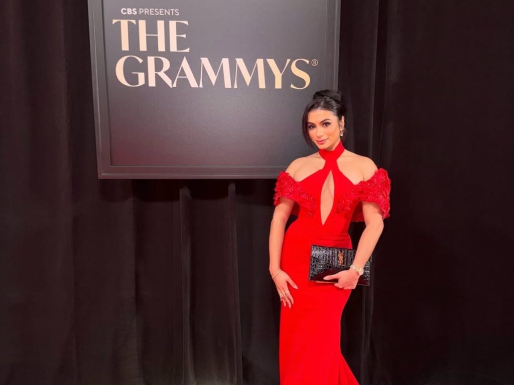 La miss de belleza salvadoreña Andrea Aguilar posa en la alfombra roja de los Grammy 2026, celebrados en el Crypto.com Arena de Los Ángeles. Fotografía/ Instagram