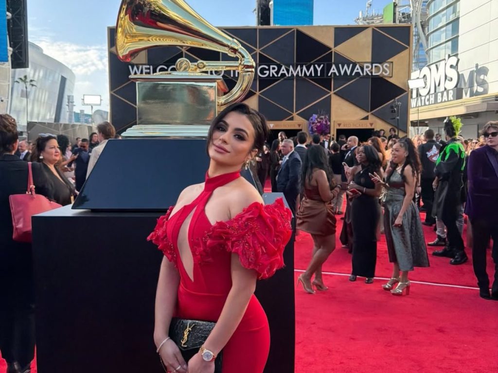 Andrea Aguilar lució un vestido rojo diseñado por el salvadoreño Jesús Alvarega durante la gala de los Grammy 2026. Fotografía/ Instagram