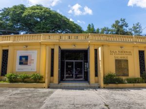 La artista salvadoreña Astrid Suárez presenta su exposición Retrospectiva en la Sala Nacional de Exposiciones Salarrué, en el Parque Cuscatlán.