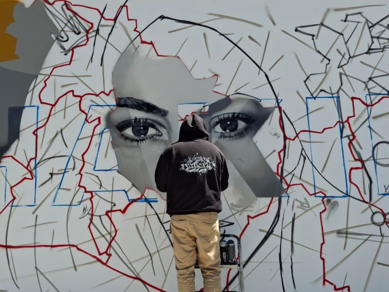 TNT Grafiti trabaja en un mural de Shakira sobre la 49 avenida Sur, a un costado del estadio Jorge “Mágico” González, donde la artista se presentará en El Salvador.