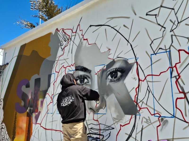 TNT Grafiti trabaja en un mural de Shakira sobre la 49 avenida Sur, a un costado del estadio Jorge “Mágico” González, donde la artista se presentará en El Salvador. / Foto elsalvador.com