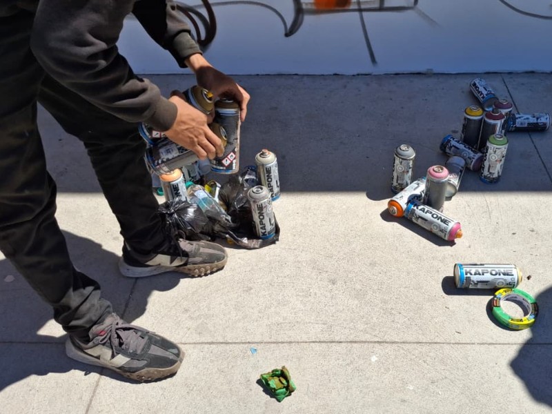 El rostro de Shakira comienza a tomar forma en el mural pintado por el artista urbano TNT, quien documenta el proceso completo desde los primeros trazos.