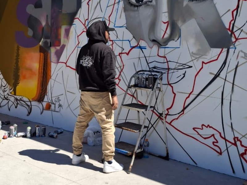 El rostro de Shakira comienza a tomar forma en el mural pintado por el artista urbano TNT, quien documenta el proceso completo desde los primeros trazos.