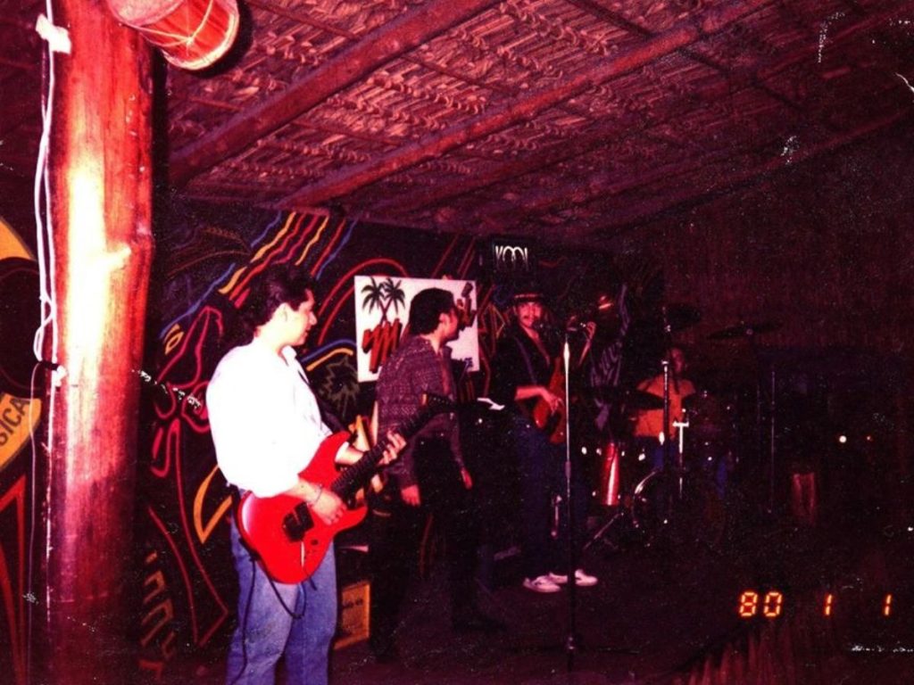 Integrantes originales de Fugga durante su etapa en el bar Malibú, a inicios de los años 90, cuando tocaban cinco sets por noche en San Salvador.