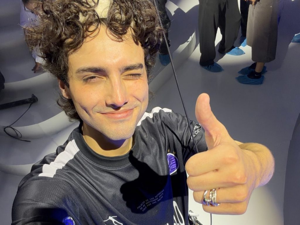 Humbe descubrió la música desde niño al aprender piano en casa de su abuela, un momento que marcó el inicio de la carrera del cantautor mexicano. Fotografía/ Facebook