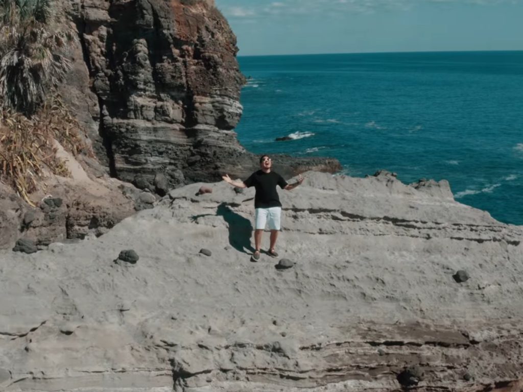 El videoclip de “La rompehogares” fue grabado en locaciones naturales de El Salvador, entre ellas los alrededores del lago de Coatepeque y un peñón cercano a la playa El Zonte. Fotografía/ cortesía
