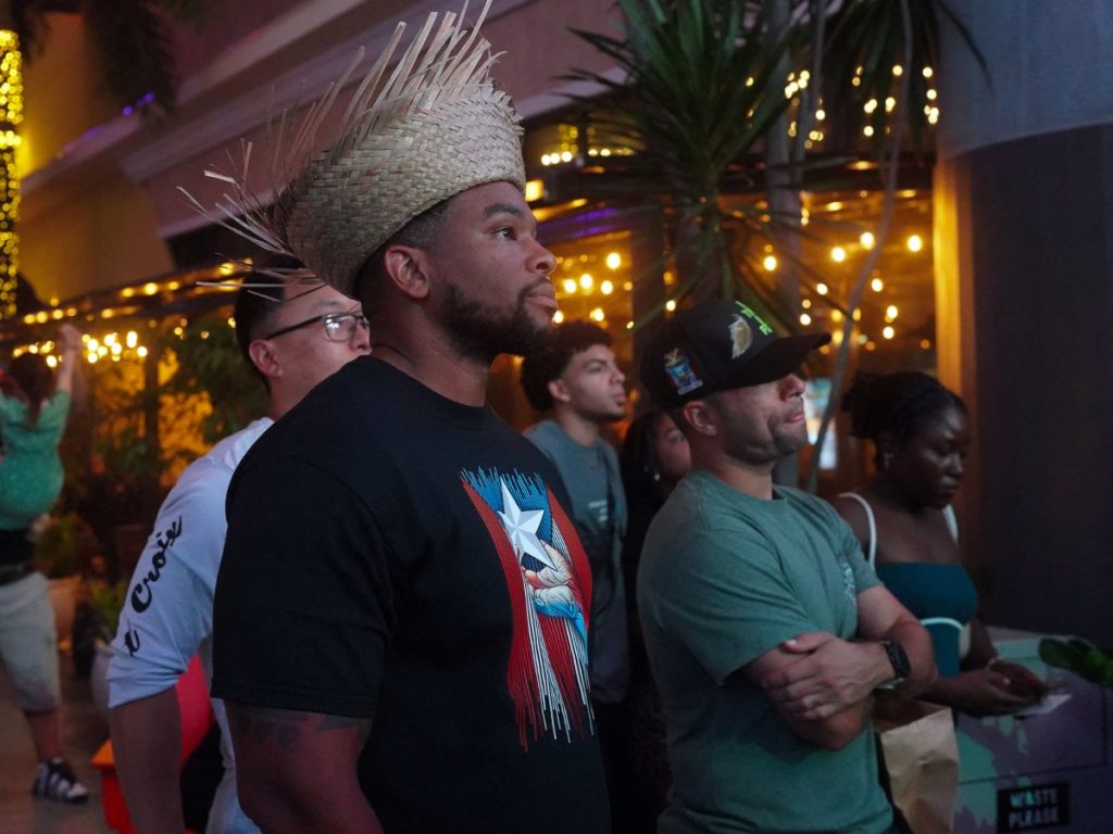 Un hombre, que lleva el tradicional sombrero puertorriqueño “pava”, observa el Super Bowl LX entre los New England Patriots y los Seattle Seahawks, mientras espera el show de medio tiempo de Bad Bunny, en San Juan, Puerto Rico, el 8 de febrero de 2026. Fotografía/ AFP