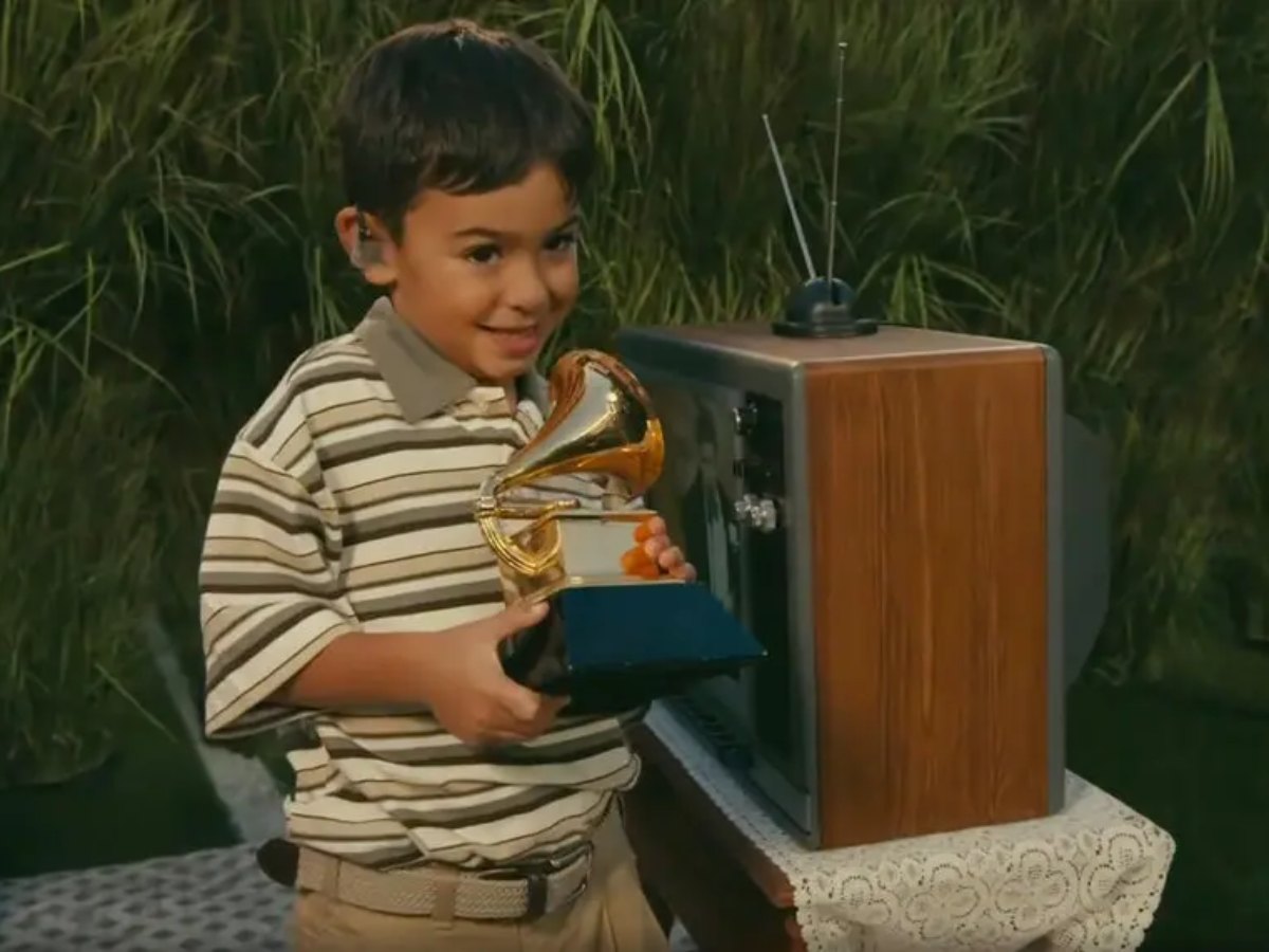 Bad Bunny sorprendió al entregar simbólicamente un Grammy a un niño durante el show de medio tiempo del Super Bowl 2026