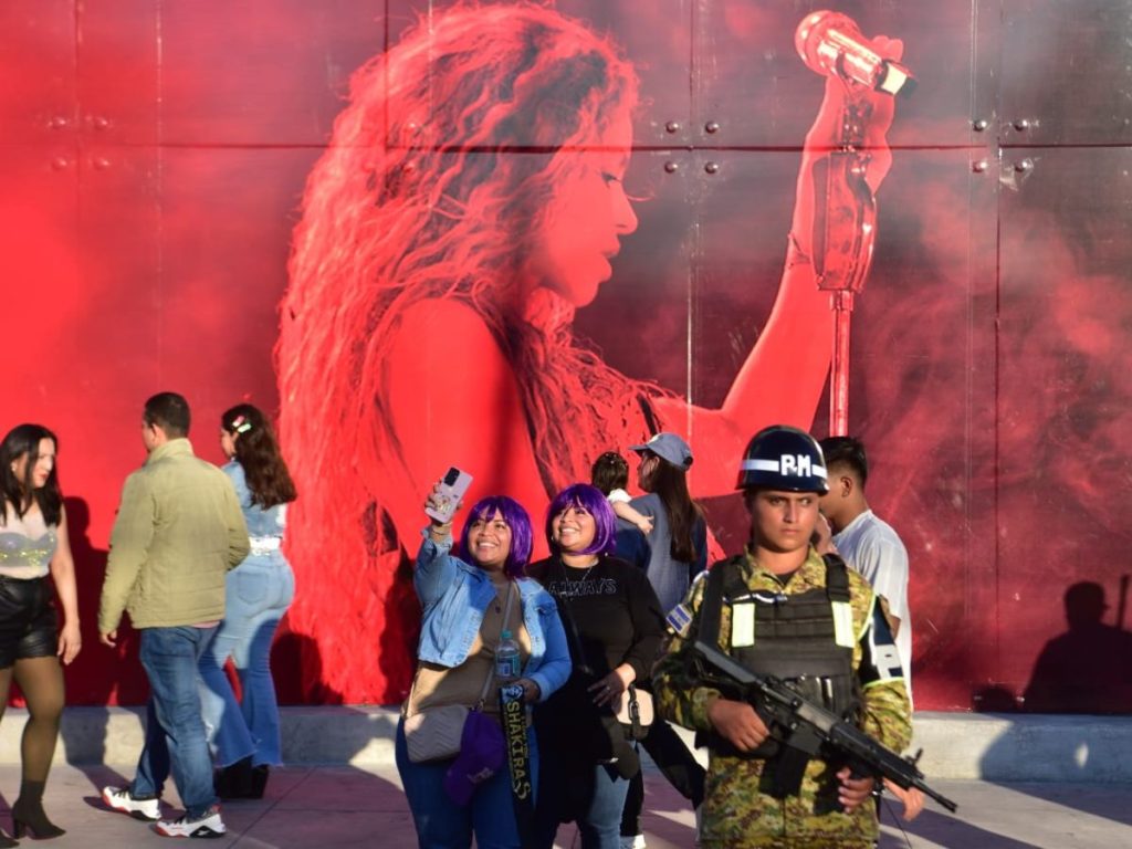 Personal de seguridad mantiene el orden en los accesos al recinto durante la previa del segundo show de Shakira.