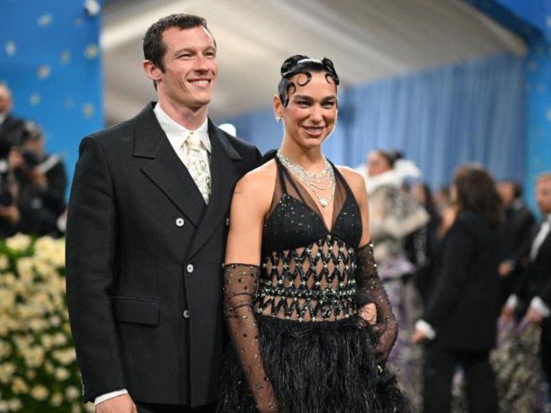 Dua Lipa, cantante británica, figura entre las celebridades que planean casarse en 2026 junto al actor Callum Turner.