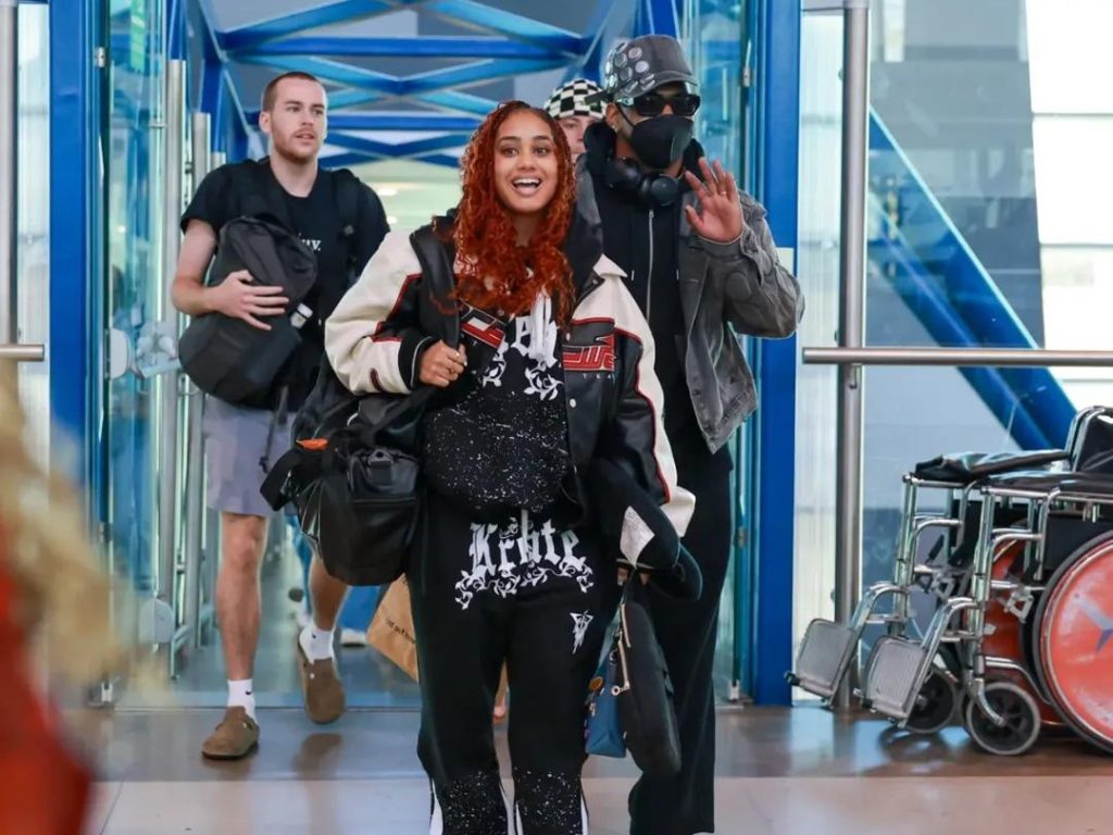 La bailarina profesional Mariya Calhoun, integrante del cuerpo de baile de Shakira en el “Las Mujeres Ya No Lloran World Tour”, ya llegó a El Salvador para los conciertos programados.