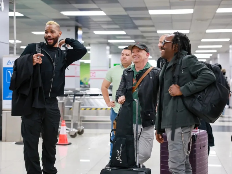 Tim Mitchell, director musical y guitarrista de Shakira desde 1999, y Albert Menéndez, pianista, tecladista y cantante del tour “Las mujeres ya no lloran”, forman parte del equipo artístico que acompaña a la cantante en su residencia centroamericana.