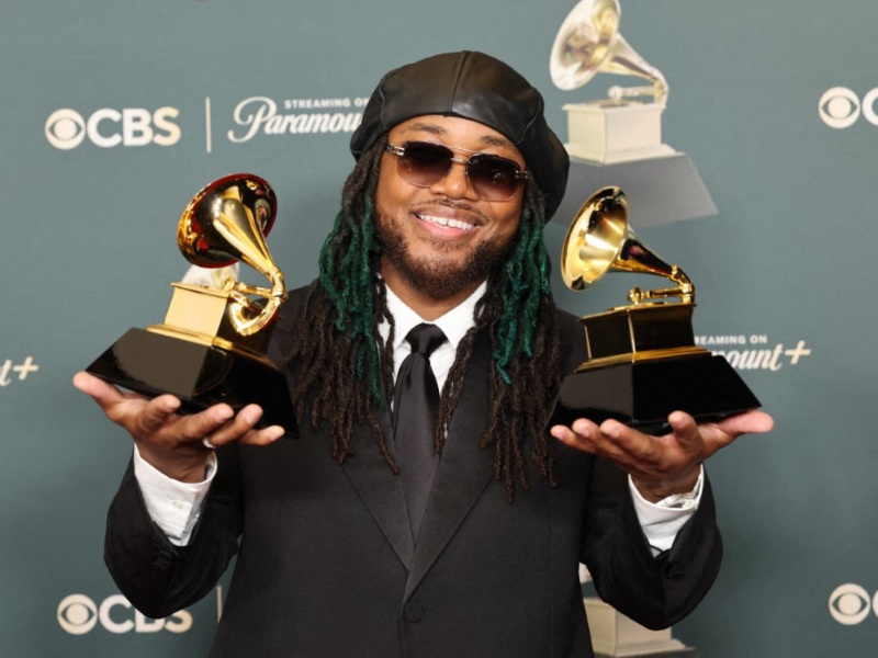 Leon Thomas, ganador del Premio a la Mejor Interpretación de R&B Tradicional por "Vibes Don't Lie" y del Premio al Mejor Álbum de R&B por "Mutt", posa en la sala de prensa durante la 68.ª edición de los Premios GRAMMY en el Crypto.com Arena