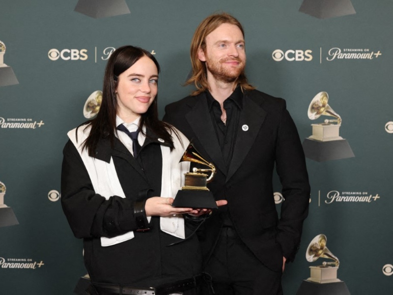 Billie Eilish y FINNEAS, ganadores del premio a Canción del Año por "WILDFLOWER", posan en la sala de prensa durante la 68.ª edición de los Premios GRAMMY en el Crypto.com Arena
