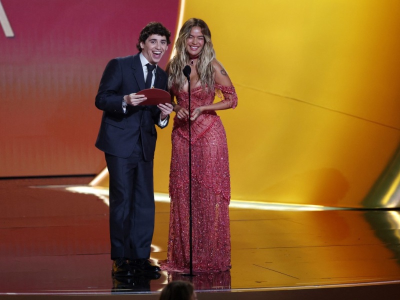 Karol G presentó la categoría de Mejor Álbum de Música Urbana durante los Grammys 2026, acompañada por el comediante Marcello Hernández.