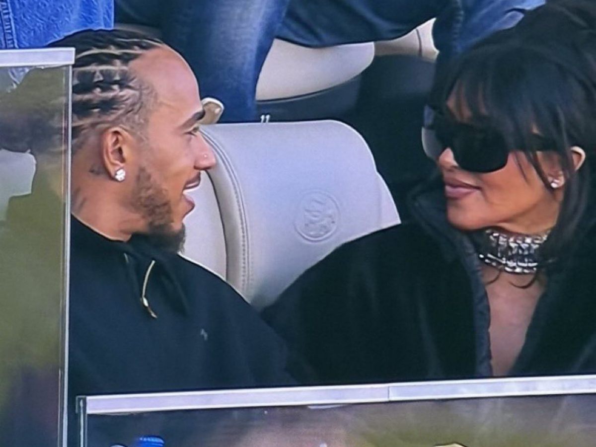 Lewis Hamilton junto a Kim Kardashian en el Super Bowl. Foto Captura de pantalla