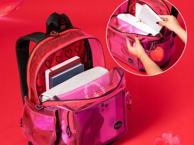 Karol G lanzó el morral “Sigue tu Cora”, una edición especial vinculada a su fundación.