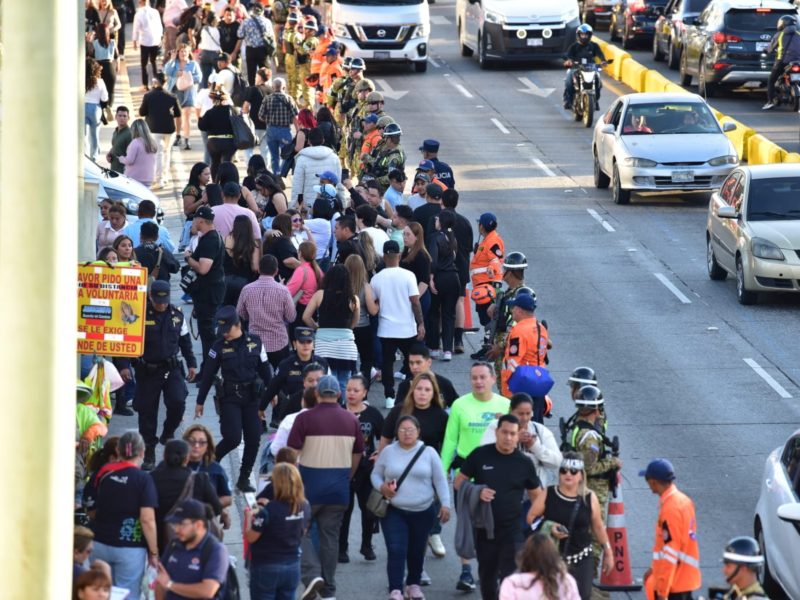 El carril de la 49 avenida norte fue cerrado para uso peatonal, facilitando el ingreso de los fans al segundo concierto de Shakira.