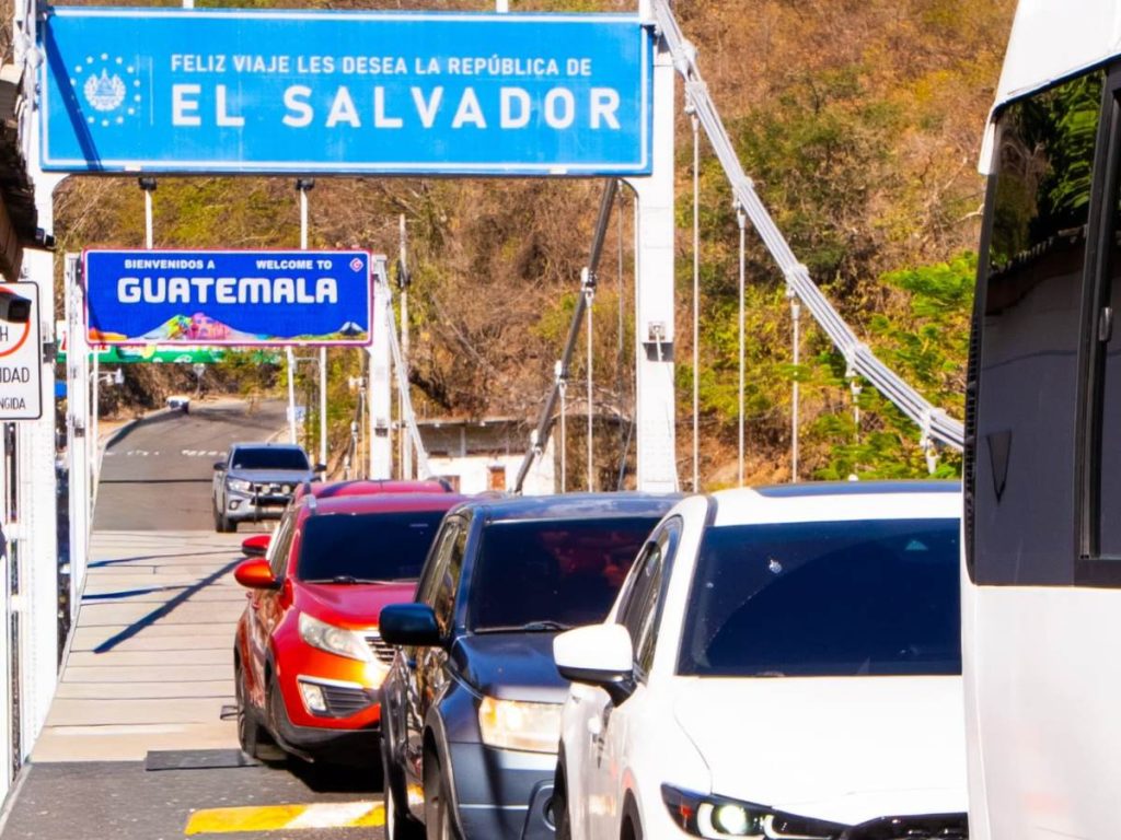 Aduanas llenas de turistas para concierto de Shakira. Foto Migración y Extranjería de El Salvador