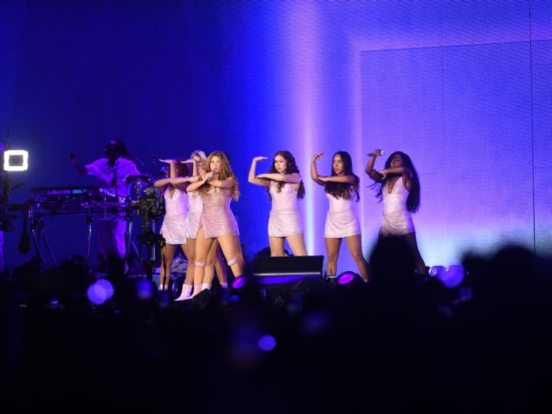 Los “mandamientos de la Loba” aparecen proyectados en los conciertos de Shakira como parte del opening, marcando el tono del show con un mensaje de identidad y libertad.