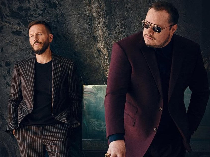 Sin Bandera lanzó su séptimo álbum de estudio “Escenas”, un disco de diez canciones que acompaña su gira por Latinoamérica en 2026.