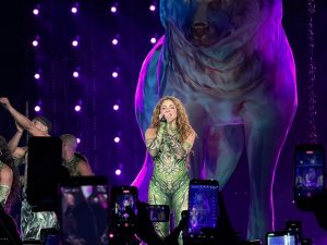 Video| Fans califican el primer concierto de la residencia de Shakira en El Salvador