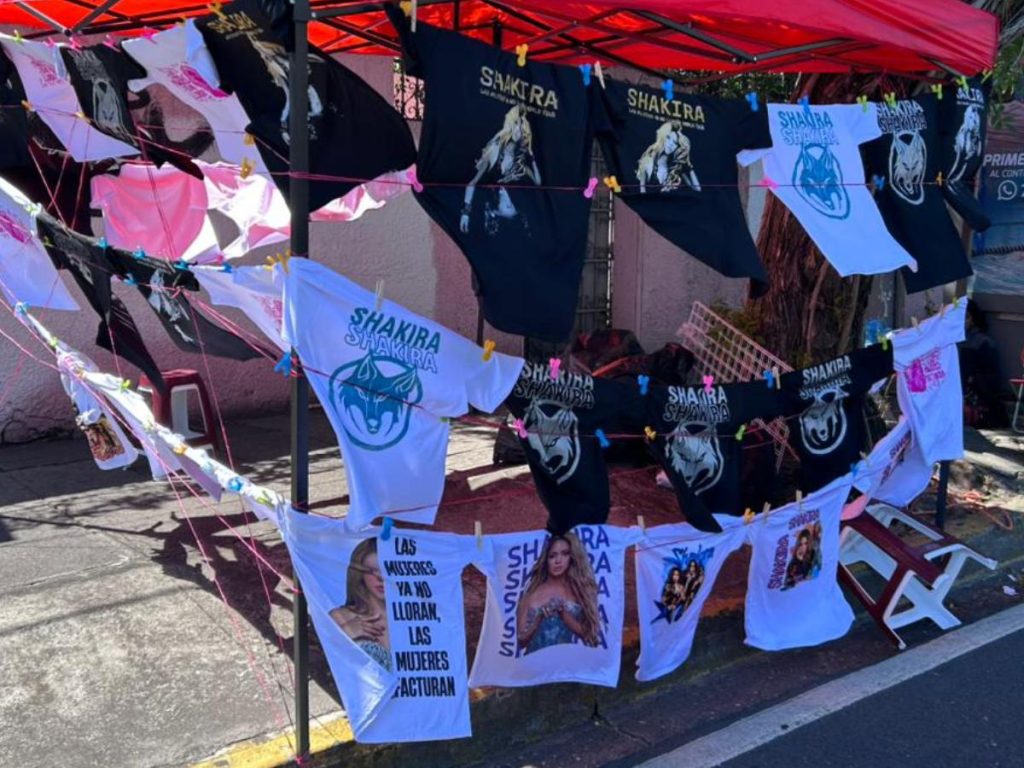 La merch alusiva a la artista colombiana incluye camisas estampadas, binchas y pañuelos desde $1, ideales para completar el look antes del concierto. Fotografía/ elsalvador.com