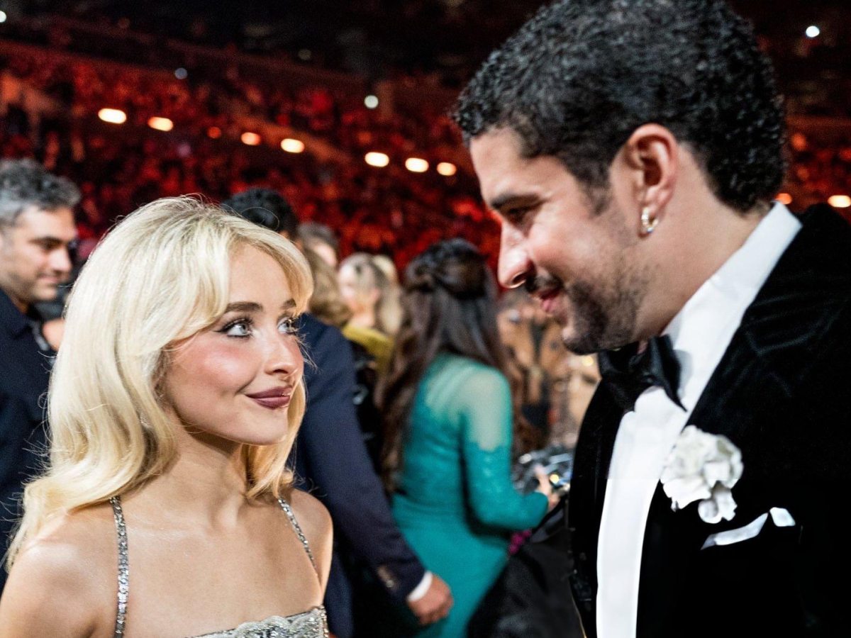 Bad Bunny se encuentra con Sabrina Carpenter en la gala de los Grammys 2026. Fotografía/ cortesía