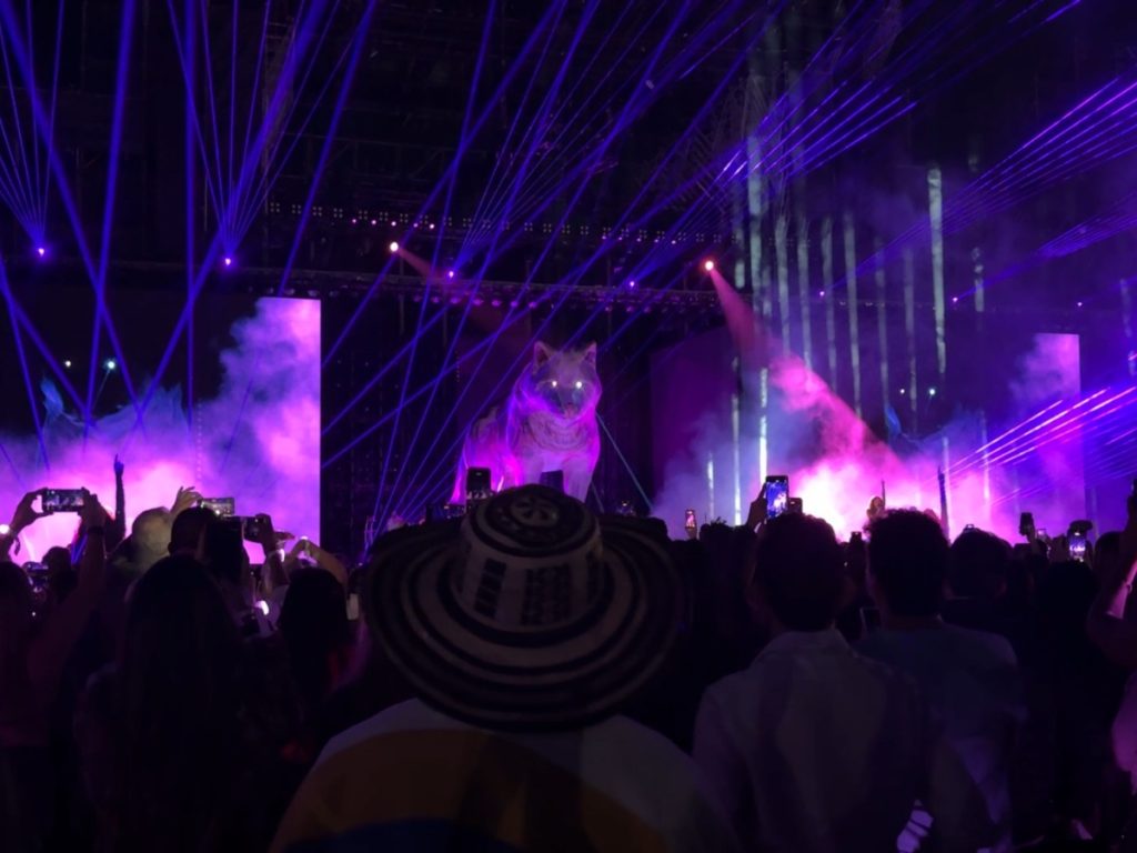 “La Loba” estremeció el estadio cuando una loba gigante se asomó en el escenario, sorprendiendo al público salvadoreño en uno de los instantes más memorables de la noche. Fotogtafía/ elsalvador.com 