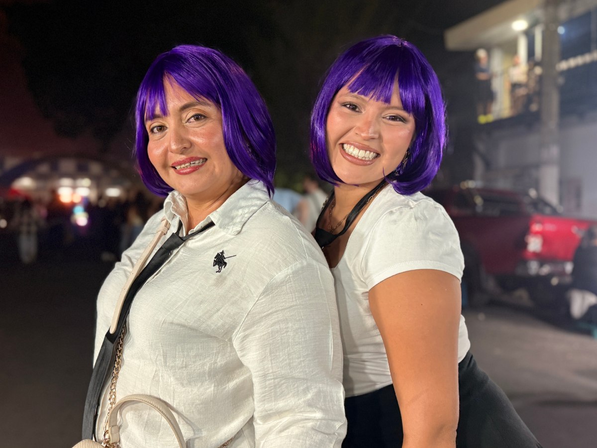 Wendy Mayorga y Rosse Mayorga, madre e hija posan felices vestidas como "Las de la intuición". Fotografía/ Lissette Figueroa