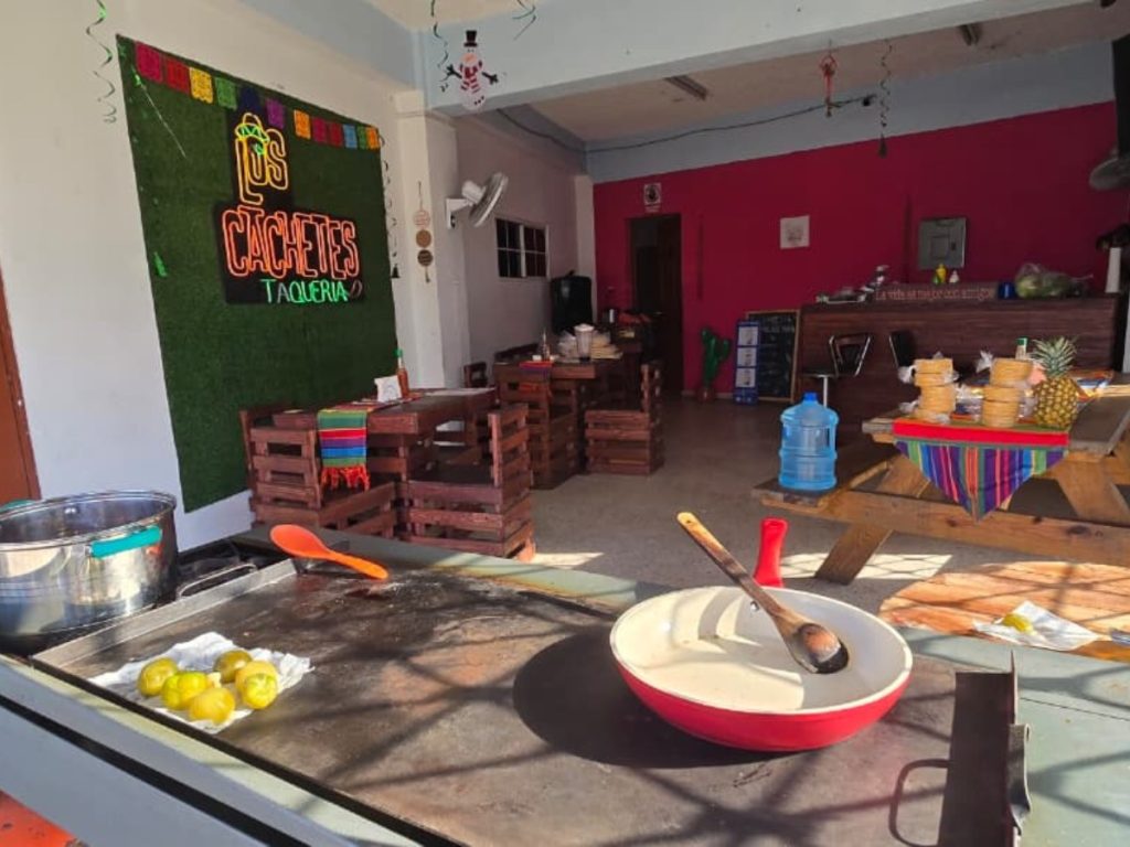 Puestos de comida en los alrededores del estadio se preparan para atender a los asistentes antes y después del concierto de Shakira. Fotografía/ cortesía