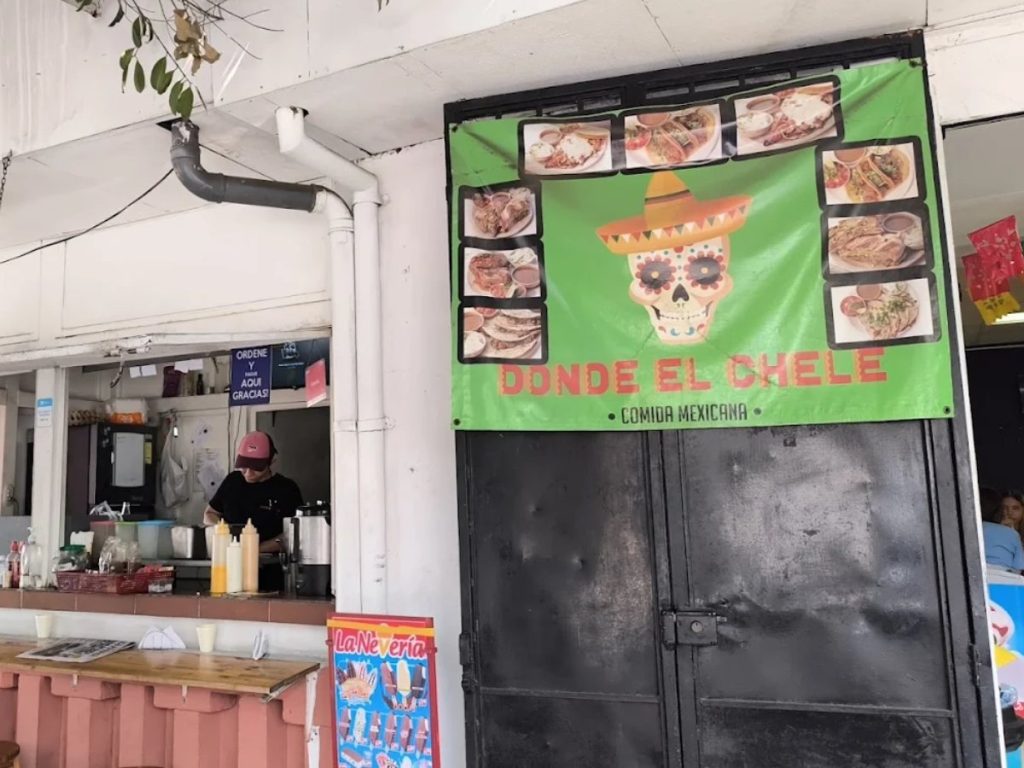 La mayoría de los puestos y tiendas de conveniencia aceptan pagos en efectivo, transferencia y tarjeta de crédito para visitantes internacionales. Fotografía/ cortesía