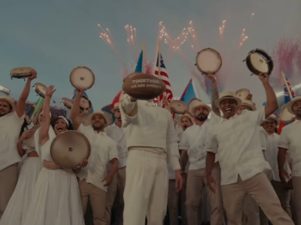 El mensaje “Together We Are America” apareció en letras blancas sobre el balón de fútbol americano. Screenshot de YT