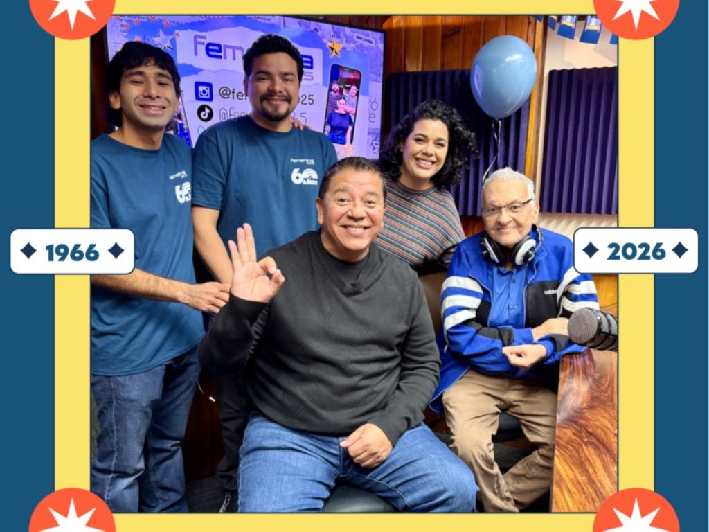 Locutores, exlocutores e invitados participaron en la celebración por los 60 años de Radio Femenina 102.5 FM, realizada este lunes por la mañana en sus instalaciones. Fotografía/ La Femenina