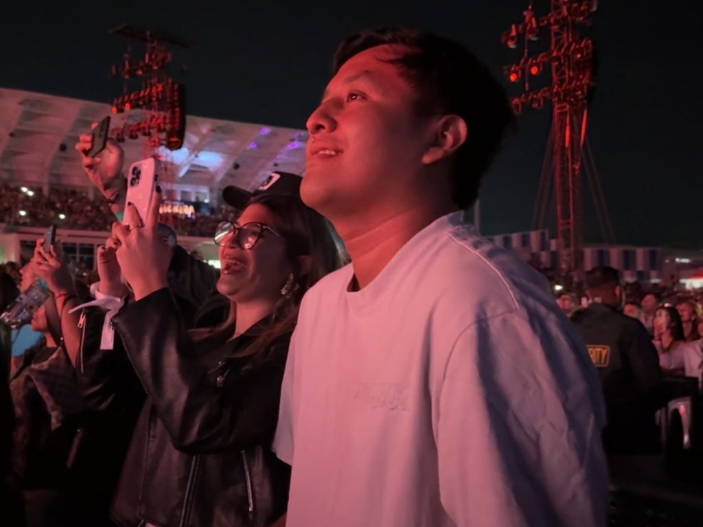 Fans de El Salvador, Honduras y Guatemala llegaron desde temprano para vivir el primer concierto de Shakira en el país. Fotografía/ elsalvador.com