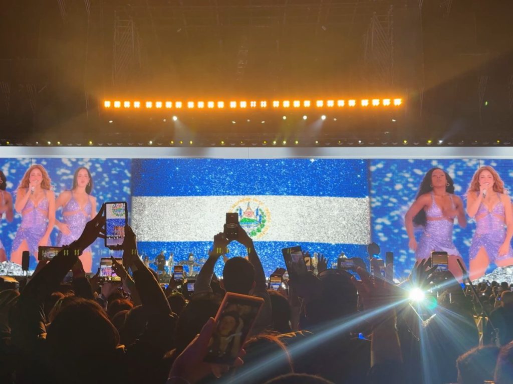 Durante “Girl Like Me”, Shakira mencionó por primera vez a las salvadoreñas y la bandera de El Salvador apareció en las pantallas, desatando una ovación inmediata del público. Fotografía/ elsalvador.com