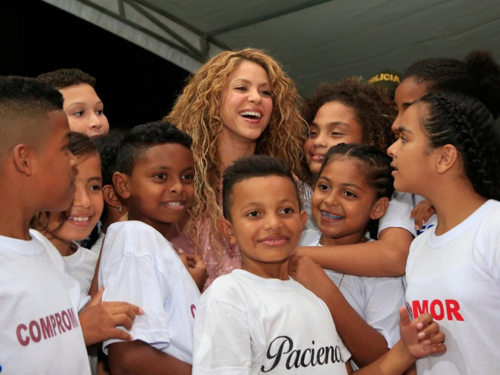 Más allá de la música, Shakira dejó huella con la Fundación Pies Descalzos, reconocida por su impacto educativo y social en Colombia. Fotografía/ cortesía