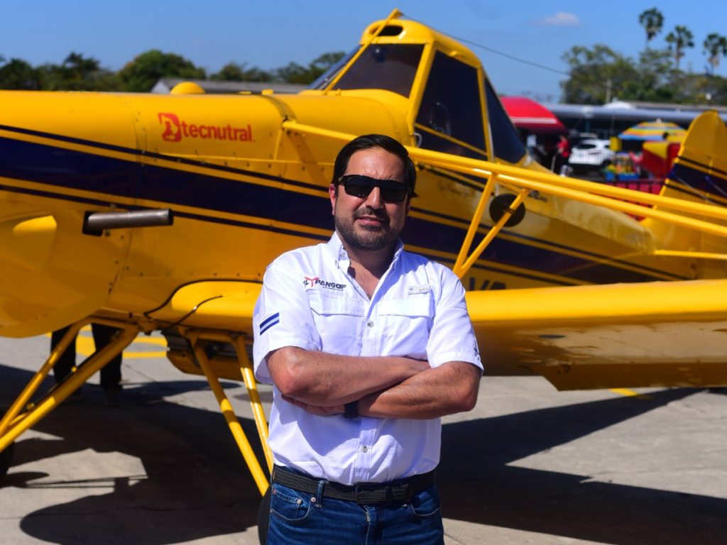 Paco Sol, piloto salvadoreño y presidente del comité organizador del Air Show Ilopango, durante el primer día del evento. Fotografía/ elsalvador.com