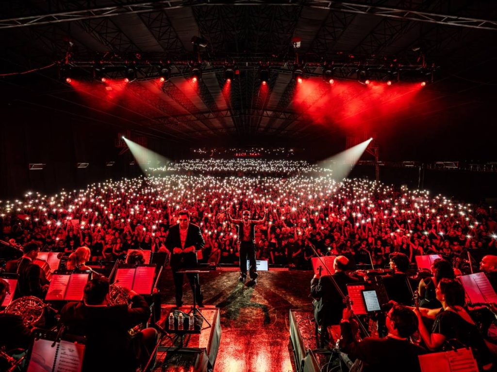 El público salvadoreño vivirá una noche sinfónica con clásicos como “Encantadora” y “Noche de entierro”, en un concierto que colgó el rótulo de sold out. Fotografía/ Facebook Yandel