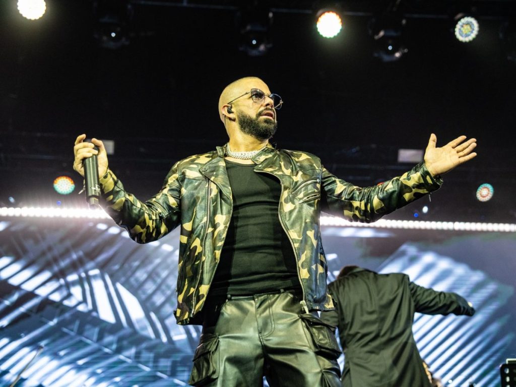 Violines y metales acompañan los éxitos urbanos de Yandel en un espectáculo que fusiona orquesta y reguetón en un mismo escenario. Fotografía/ Facebook Yandel