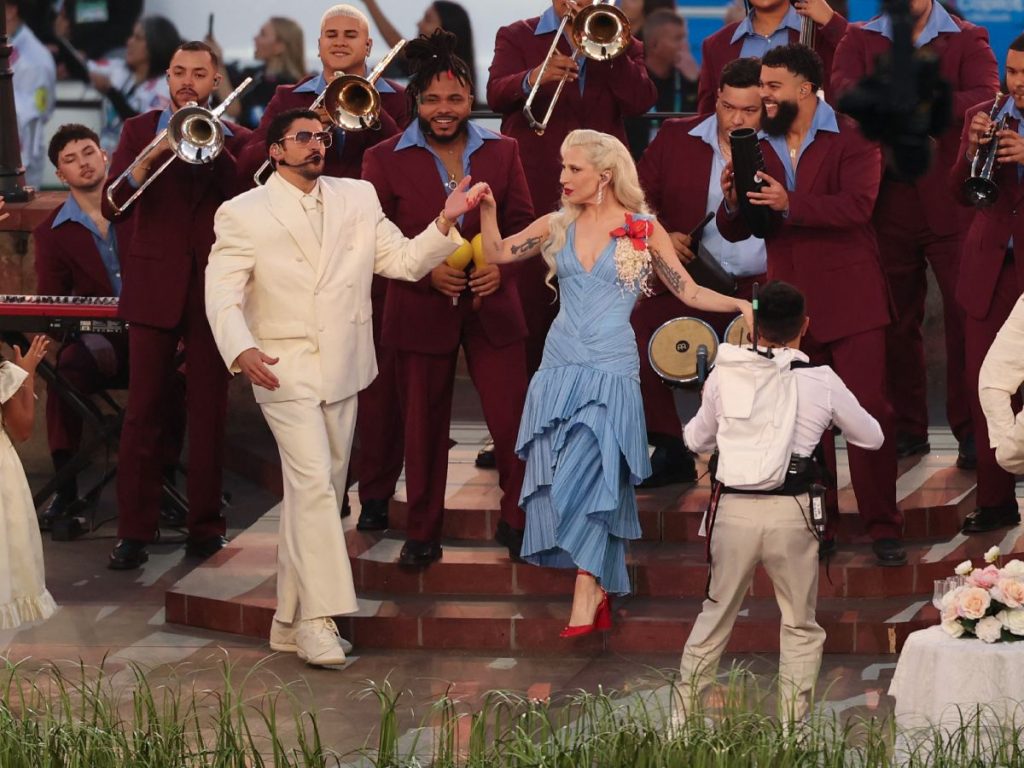 Lady Gaga apareció en la Super Bowl con un vestido a medida de la firma dominicana Luar, un diseño cargado de simbolismo cultural latino. Fotografía/ AFP