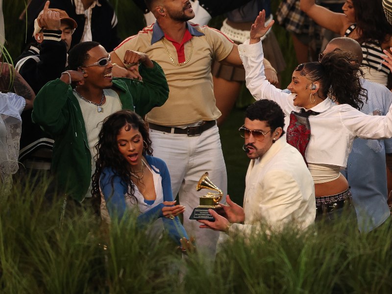 Celebridades invitadas formaron parte del entorno escénico sin cantar, reforzando la idea de comunidad alrededor de “La Casita”.