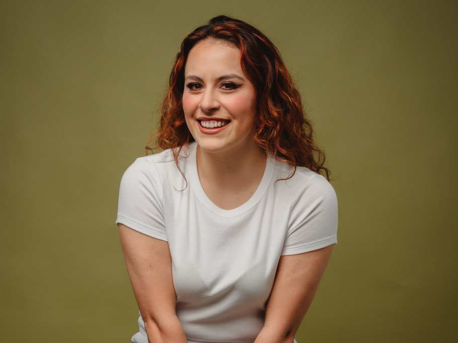 Isabel Pazos ha desarrollado su formación artística entre Europa y Estados Unidos, combinando actuación y artes escénicas.