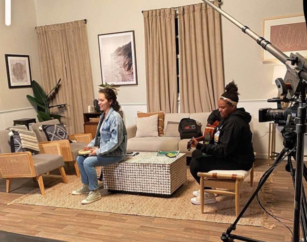 Su trayectoria incluye estudios en instituciones especializadas en actuación y artes performativas.